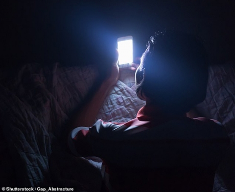 Người đàn ông bị mù vì thói quen dùng điện thoại trước khi ngủ
