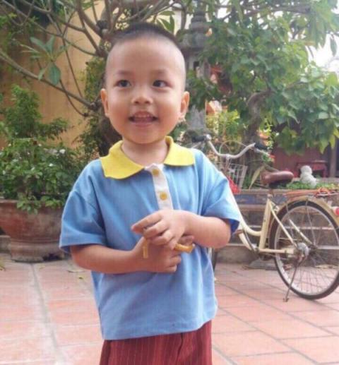 Xót thương bé trai 2 tuổi bị bỏ rơi trước cổng chùa lúc rạng sáng  - Ảnh 1.