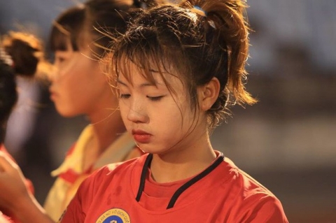 Cư dân mạng phát sốt với nữ cầu thủ hot girl của đội tuyển U19 Việt Nam, đã xinh lại còn đá bóng giỏi