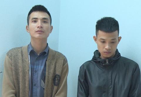 Tam giu 2 thanh nien chan dau, dap pha xe khach hinh anh 1 a.jpg