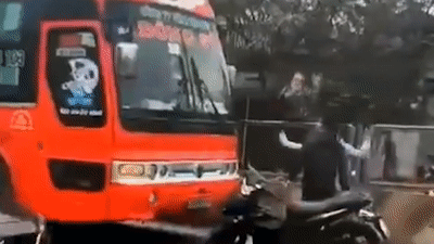 Tam giu 2 thanh nien chan dau, dap pha xe khach hinh anh 2 ezgif-6-e214da85a30d.gif