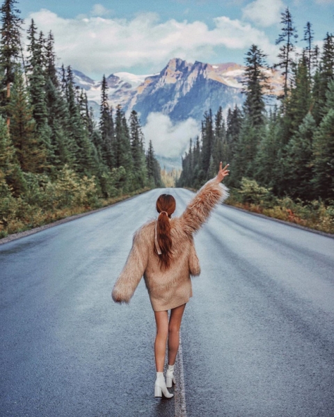 '. Nữ blogger du lịch kiếm được tiền tỷ trong năm 2019 và lọt top những người có sức ảnh hưởng trên Instagram bằng việc đăng ảnh .'
