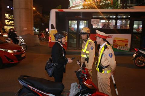 '. Hà Nội: Vi phạm nồng độ cồn, tài xế ngang nhiên chống đối CSGT .'