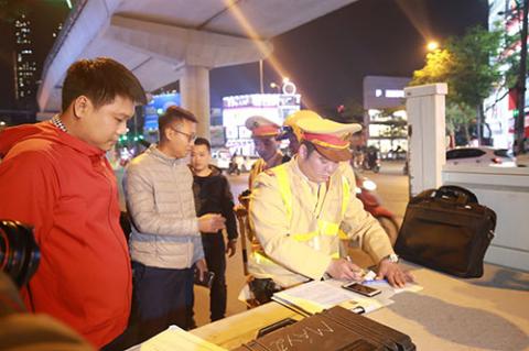 '. Hà Nội: Vi phạm nồng độ cồn, tài xế ngang nhiên chống đối CSGT .'