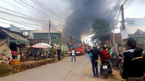 '. Công ty gỗ ở Bình Dương chìm trong biển lửa .' '. Công ty gỗ ở Bình Dương chìm trong biển lửa .'