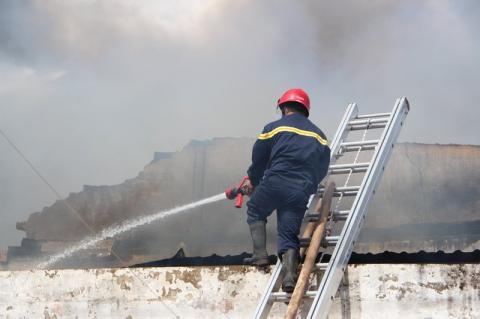 '. Công ty gỗ ở Bình Dương chìm trong biển lửa .' '. Công ty gỗ ở Bình Dương chìm trong biển lửa .'