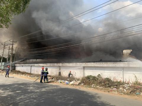 '. Công ty gỗ ở Bình Dương chìm trong biển lửa .' '. Công ty gỗ ở Bình Dương chìm trong biển lửa .'