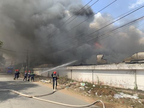 '. Công ty gỗ ở Bình Dương chìm trong biển lửa .' '. Công ty gỗ ở Bình Dương chìm trong biển lửa .'