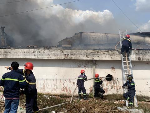 '. Công ty gỗ ở Bình Dương chìm trong biển lửa .' '. Công ty gỗ ở Bình Dương chìm trong biển lửa .'