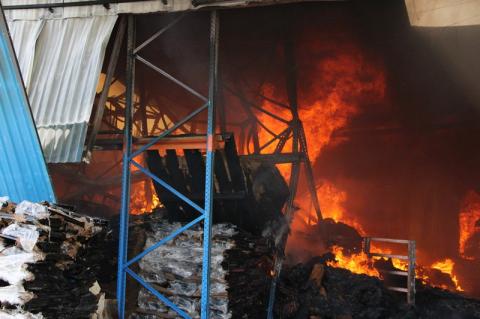 '. Công ty gỗ ở Bình Dương chìm trong biển lửa .' '. Công ty gỗ ở Bình Dương chìm trong biển lửa .'