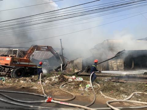 '. Công ty gỗ ở Bình Dương chìm trong biển lửa .' '. Công ty gỗ ở Bình Dương chìm trong biển lửa .'