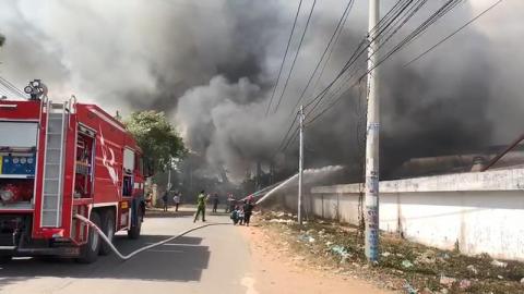 '. Công ty gỗ ở Bình Dương chìm trong biển lửa .' '. Công ty gỗ ở Bình Dương chìm trong biển lửa .'