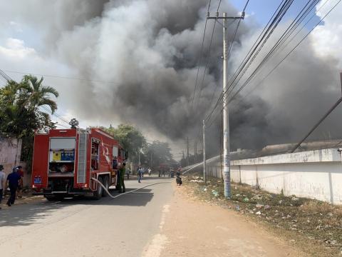 '. Công ty gỗ ở Bình Dương chìm trong biển lửa .' '. Công ty gỗ ở Bình Dương chìm trong biển lửa .'