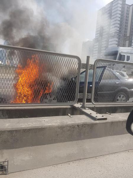 '. Clip: Ô tô bốc cháy dữ dội trên phố Hà Nội, cảnh tượng khiến tất cả xôn xao .'