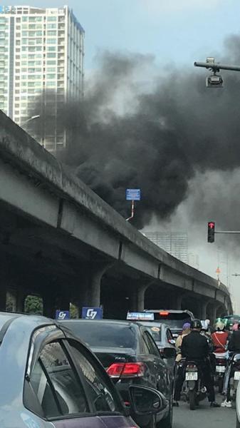 '. Clip: Ô tô bốc cháy dữ dội trên phố Hà Nội, cảnh tượng khiến tất cả xôn xao .'