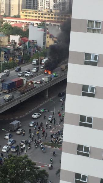 '. Clip: Ô tô bốc cháy dữ dội trên phố Hà Nội, cảnh tượng khiến tất cả xôn xao .'