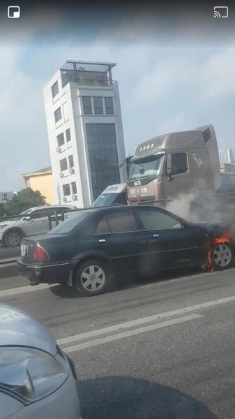 '. Clip: Ô tô bốc cháy dữ dội trên phố Hà Nội, cảnh tượng khiến tất cả xôn xao .'