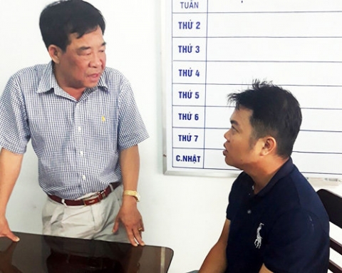 Đại tá Phan Đình Quân, Phó giám đốc Công an tỉnh Trà Vinh (trái) làm việc với nghi phạm Nguyễn Quốc Toàn. Ảnh: VNE