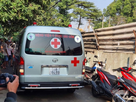 Xe cứu thương đưa thi thể các nạn nhân đi giám định. Ảnh: báo Vietnamnet