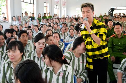 Đàm Vĩnh Hưng giao lưu cùng các phạm nhân
