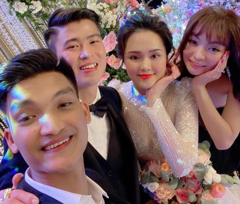 Mac Van Khoa hon ban gai say dam o le cuoi Duy Manh hinh anh 1 84864033_2528990280646666_7537096592872964096_n.jpg