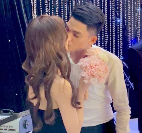 Mac Van Khoa hon ban gai say dam o le cuoi Duy Manh hinh anh 2 85098654_148294916146810_1087163291857321984_n.jpg