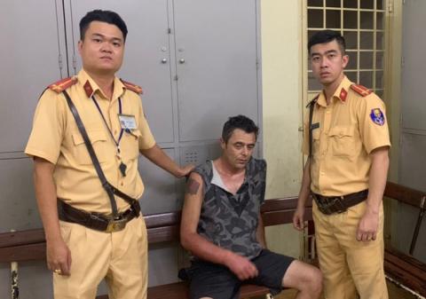 Khach Tay cuop tien trong cua hang tien loi o TP.HCM hinh anh 1 nuoc_ngoai.jpg