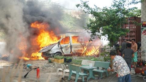 Hai ôtô vô chủ bất ngờ bốc cháy dữ dội trên bãi đất trống - Ảnh 1.