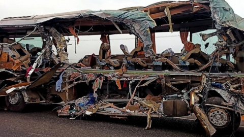 Xe tải lao trực diện vào xe buýt, 19 người thiệt mạng - Ảnh 1.