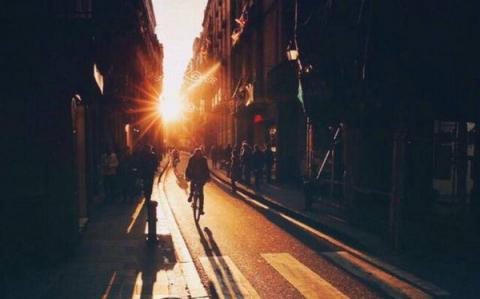 '. Người thành công hiểu thấu: Cuộc sống này chính là ngã xong đứng dậy, liều mạng chạy tiếp .' '. Người thành công hiểu thấu: Cuộc sống này chính là ngã xong đứng dậy, liều mạng chạy tiếp .'