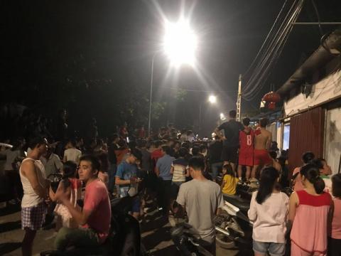 Người dân kéo đến hiện trường
