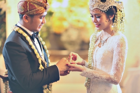 Gia vo bi bat coc, mat sach vang vi khong du tien hoi mon cho nha gai hinh anh 2 unique_wedding_traditions_from_around_indonesia_1.jpg