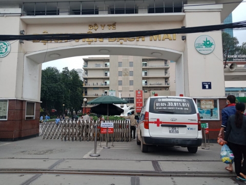 Bệnh viện Bạch Mai ra thông báo khẩn nội bất xuất, ngoại bất nhập - Ảnh 1.