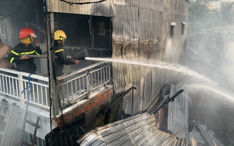 An Giang: Hỏa hoạn thiêu 8 căn nhà trong hẻm  - ảnh 1