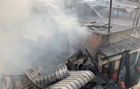 An Giang: Hỏa hoạn thiêu 8 căn nhà trong hẻm  - ảnh 2