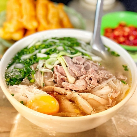 Báo Pháp gọi Hà Nội là “ngôi đền của những món ăn đường phố” - Ảnh 1.