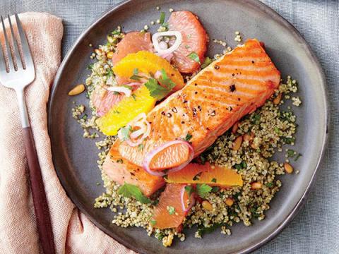 Để tránh những tổn hại đến não, mắt và da do thói quen thức khuya, hãy ăn thêm những món này - Ảnh 1.