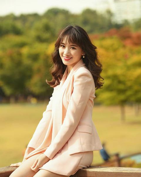 mai-thua-luon-bong-benh-hoa-ra-hari-won-luon-dung-vu-khi-sieu-to-khong-lo-cho-toc-1a-1590034690-200-width640height800