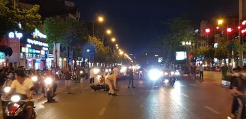 Truy tìm ô tô húc 7 xe máy đang dừng đèn đỏ rồi bỏ chạy ở Long Biên - 1