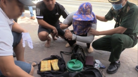 An ninh - Hình sự - Người phụ nữ khóc ngất khi bị vây bắt đang vận chuyển ma túy