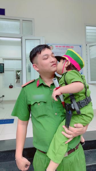 Hình ảnh chiến sĩ công an vùng 'tâm dịch' Đà Nẵng đi qua nhà, vẫy chào con gái qua khung cửa kính gây xúc động - 3