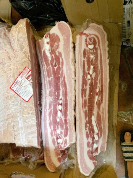 Giá thịt lợn trong nước vẫn cao, người tiêu dùng chuyển qua mua thịt lợn nhập khẩu - 1