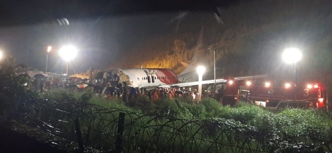 17 người chết trên máy bay Ấn Độ gãy đôi khi hạ cánh