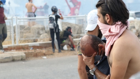 Biểu tình sau vụ nổ Beirut: Cảnh sát thiệt mạng, hàng trăm người bị thương - Ảnh 3.