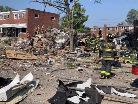 Mỹ: Sau tiếng nổ kinh hoàng, 3 ngôi nhà liền kề sụp đổ - Ảnh 1.
