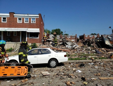 Mỹ: Sau tiếng nổ kinh hoàng, 3 ngôi nhà liền kề sụp đổ - Ảnh 2.