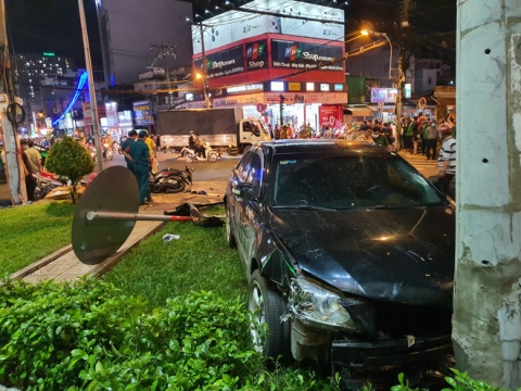 Nữ tài xế 23 tuổi lái Camry tông một loạt xe máy ở Sài Gòn khai do đạp nhầm chân ga - 1
