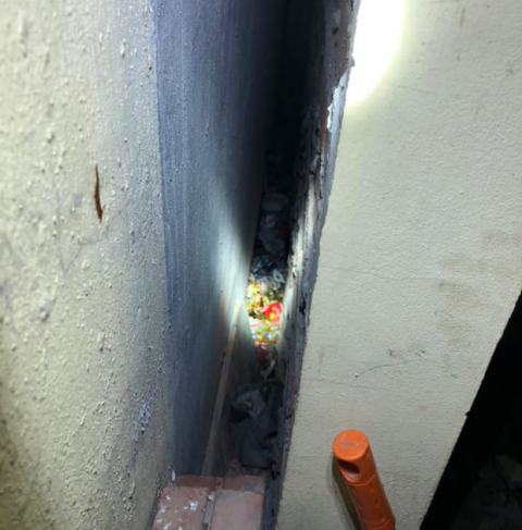 Giải cứu bé sơ sinh bị bỏ rơi mắc kẹt trong khe tường chật hẹp giữa 2 ngôi nhà