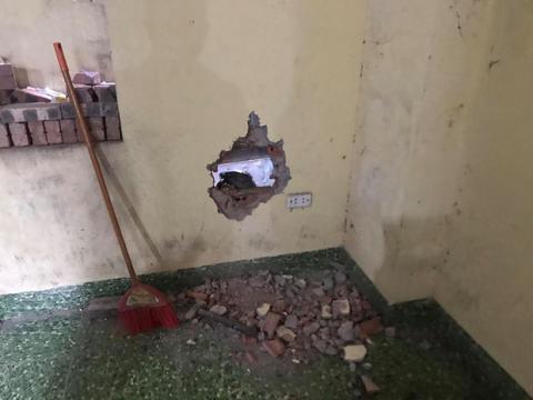 Vụ bỏ rơi con sơ sinh trong khe tường ở Hà Nội: Xóm trọ bàng hoàng, không ai biết nữ sinh mang bầu - 2