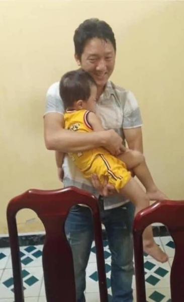 Cháu bé 2 tuổi ở Bắc Ninh gặp lại gia đình sau hơn 1 ngày mất tích, khoảnh khắc nằm trọn trong vòng tay bố gây xúc động